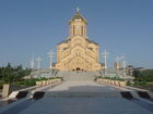 Die Zminda Sameba Kathedrale oberhalb des Zentrums von Tiflis un unweit des neuen Präsidentenpalastes ist die größte Kuppelbaukirche im Kaukasus und eine der größten orthodoxen Kirchen weltweit.