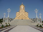 Die Zminda Sameba Kathedrale oberhalb des Zentrums von Tiflis un unweit des neuen Präsidentenpalastes ist die größte Kuppelbaukirche im Kaukasus und eine der größten orthodoxen Kirchen weltweit.