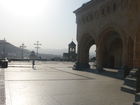 Vorplatz der Zminda Sameba Kathedrale oberhalb des Zentrums von Tiflis und unweit des neuen Präsidentenpalastes.