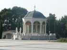 Mausoleum auf dem Vorplatz der Zminda Sameba Kathedrale oberhalb des Zentrums von Tiflis und unweit des neuen Präsidentenpalastes.