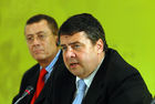 Pressekonferenz mit Umweltminister Gabriel und dem Umweltminister des Kongos Bononge.
Foto: Bundesumwelltminister Sigmar GABRIEL (re) und sein Amtskollege aus dem Kongo, Jose Endundo BONONGE
Copyright by: Sepp Spiegl, Tel.: 0228 9483026, Fax.: 0228 9483027 {53129 Bonn, Moselweg 32, Deutsche Bank-Bonn, Kto.: 314967101, Blz.: 38070059}