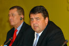 Pressekonferenz mit Umweltminister Gabriel und dem Umweltminister des Kongos Bononge.
Foto: Bundesumwelltminister Sigmar GABRIEL (re) und sein Amtskollege aus dem Kongo, Jose Endundo BONONGE
Copyright by: Sepp Spiegl, Tel.: 0228 9483026, Fax.: 0228 9483027 {53129 Bonn, Moselweg 32, Deutsche Bank-Bonn, Kto.: 314967101, Blz.: 38070059}