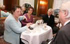 (C) fotodienst/Anna Rauchenberger - Wien, 12.01.2009 - Führungskräfte haben einmal im Monat die Möglichkeit, sich bei einem Experten-Treff kostenlose Beratung von Fachleuten zu holen. Die Experten bieten Hilfestellung und neue Impulse für deren Probleme. Das 'Expertencafé' findet einmal im Monat im Café Landtmann statt. FOTO: Eine der InitiatorInnen des Expertencafés, Unternehmensberaterin Susanne Wiegele (L), im Gespräch mit Klienten.