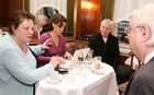 (C) fotodienst/Anna Rauchenberger - Wien, 12.01.2009 - Führungskräfte haben einmal im Monat die Möglichkeit, sich bei einem Experten-Treff kostenlose Beratung von Fachleuten zu holen. Die Experten bieten Hilfestellung und neue Impulse für deren Probleme. Das 'Expertencafé' findet einmal im Monat im Café Landtmann statt. FOTO: Eine der InitiatorInnen des Expertencafés, Unternehmensberaterin Susanne Wiegele (L), im Gespräch mit Klienten.