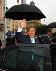 Bonn, 16.07.2008
Besuch des UN-Generaösekretärs in Bonn.
Foto: Ban Ki-Moon winkt den Zuschauern 
Copyright by: Sepp Spiegl, Tel.: 0228 9483026, Fax.: 0228 9483027 {53129 Bonn, Moselweg 32, Deutsche Bank-Bonn, Kto.: 314967101, Blz.: 38070059}, HOCHFORMAT, UPRIGHT FORMAT