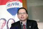 (C) fotodienst/Anna Rauchenberger - Wien, 08.01.2009 - Pünktlich zu Jahresbeginn präsentiert RE/MAX auch dieses Jahr wieder den RE/MAX-Immobilien-Trend-Index. Vor dem Hintergrund der allgemein schwierigen Wirtschaftssituation blieben die Immobiliennachfrage, wie auch die Immobilienpreise entgegen dem allgemeinen Wirtschaftstrend weitgehend stabil. FOTO: Mag. Anton Nenning (Managing Director RE/MAX Austria)