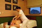 An Bord der Emeraud kann man sich während des Ausfluges durch die Halong BAy mit MAssagen und Wellnessbehandlungen wunderbar verwöhnen lassen . During the cruise through the Halong BAy the guests of the Emeraud-ship can get a selection of wonderfull treatments