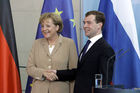 Berlin,den 05.06.2008-Bundeskanzleramt
Foto: Bundeskanzlerin Angela Merkel und 
Dmitri Medwedew, Praesident der russischen Foederation.
Copyright by: Reiner Zensen,
Gallierweg 15,53117 Bonn,
Tel.0170-8119315 
Mail: photo@reinerzensen.de
Foto honorarpflichtig und nur zur redaktionellen
Verwendung,
{Postbank Koeln Konto-Nr.425811505;
BLZ 37010050,
Veroeffentlichung gegen Honorar plus 7% Mwst.,Steuer-Nr. 205/5336/1051,Finanzamt Bonn-Innenstadt}, {Honorarpflichtiges Pressebild,Verwendung gegen Honorar nach Vereinbarung u.Belegexemplar.Keine Weitergabe an Dritte,keine Syndikation,keine Aufnahme in Archive oder Datenbanken,welche Dritten offenstehen.}, {No Syndication,no passing on to third parties,no taking up in archives or databanks,which are open to anyone}.