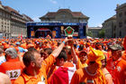 Tausende von Holländischen Fussballfans strömen zu zur Euro 2008 Fanmeile auf den Bundesplatz. Thousands of dutch footballfans are on their way to the public viewing zone in Bern