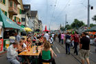 Zürichs Fanmeile am Limmatquai mit Tischen auf der Strasse ist eine riesige Festwirtschaft in der sich die Fans vergnügen und die Gastrobetriebe ein gutes Geschäft machen