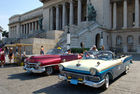 Beautyfull historic old cars in front of the Capitolio in Havanna: Kuba/Havanna Weltkulturerbe/UNESCO-world heritage: von der UNESCO restaurierte Kolonialstilgebäude; Architektur; Bausubstanz; Gebäude; Geschichte; Stil; Kunst; Kultur; Renovation; Sozialismus; Diktatur; Fidel Castro; Zuckerinsel, Cuba, Havanna-City, restored colonial houses & monuments from the UNESCO, Repression, Polizeistaat, Unterdrückung, Kommunismus, Revolution