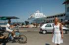 MS Bremen stationiert am Quai von Havanna: Hübsche Deutsche Touristin posiert vor dem Schiff und den PferdekutschenKuba/Havanna Weltkulturerbe/UNESCO-world heritage: La habana vjeja, die Altstadt von Havanna mit seinen von der UNESCO restaurierten prächtigen Kolonialstilbauten; Architektur; Bausubstanz; Gebäude; Geschichte; Stil; Kunst; Kultur; Renovation; Sozialismus; Diktatur; Fidel Castro; Zuckerinsel, Cuba, Havanna-City, restored colonial houses & monuments 