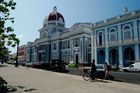 Kuba/Cienfuegos/Weltkulturerbe: Von der UNESCO restrauriertes Stadtviertel im Zentrum Cienfuegos mit den prächtigen Kolonialstilbauten; Architektur; Bausubstanz; Gebäude; Geschichte; Stil; Kunst; Kultur; Renovation; Sozialismus; Diktatur; Fidel Castro; Zuckerinsel, Cuba, City Cienfuegos, World heritage from the UNESCO restored wonderfull historical colonial buildings in the center of the cuban town, sightseeing, tourist attraction, city,