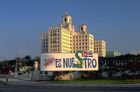 Kuba, Havanna, Malecon: Der Stolz der kubanischen Hotelerie, das Luxushotel El Nacional thront am Meeresufer, Bucht, Insel, sozialismus, Cuba, Havanna, Malecon, 
luxury Hotel El Nacional at the beachfront., tourists, guests, visitors