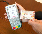 (C) fotodienst.at /Anna Rauchenberger  - Wien, 18.07.2011 – Raiffeisen mit MasterCard PayPass bietet berührungsloses, bargeldloses Bezahlen ohne Code. Diese Technologie wurde heute erstmals in Österreich vorgestellt. Die Karte soll so sicher sein wie eine herkömmliche Kreditkarte.