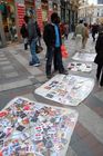 Illegale Uhren-Immitationen werden auf der Calle Arenal in MAdrid den PAssanten angeboten. Fake watches are sold illegaly on Calle Arenal in Madrids shopping mall