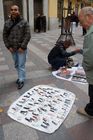 Illegale Machenschaften von Immigranten: Uhren-Immitationen werden auf der Calle Arenal in MAdrid den PAssanten angeboten. Fake watches are sold illegaly on Calle Arenal in Madrids shopping mall mainly through immigrants