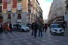 Viele Polizisten patroullieren in Madrids Zentrum über die Festtage wie hier in der Calle Arenal. Many police patroling around in Calle Arenal and the center of Madrid