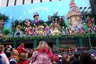 Ansturm auf die Weihnachtsparade beim Kaufhaus Cortes Ingles in Madrids Innenstadt: masses of families are watching the five o'clock Christmas-show on the Veranda of the Shopping mall El Cortes Ingles 