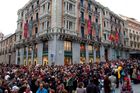 Ansturm auf die Weihnachtsparade beim Kaufhaus Cortes Ingles in Madrids Innenstadt: masses of families are watching the five o'clock Christmas-show on the Veranda of the Shopping mall El Cortes Ingles