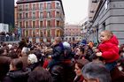 Ansturm auf die Weihnachtsparade beim Kaufhaus Cortes Ingles in Madrids Innenstadt: masses of families are watching the five o'clock Christmas-show on the Veranda of the Shopping mall El Cortes Ingles