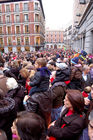 Ansturm auf die Weihnachtsparade beim Kaufhaus Cortes Ingles in Madrids Innenstadt: masses of families are watching the five o'clock Christmas-show on the Veranda of the Shopping mall El Cortes Ingles