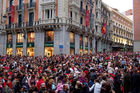 Massenauflauf vor dem Einkaufszentrum El Corte Ingles, wo die Madrilener Familien für das Fünfuhr-Werihnachts-Kinderschauspiel stehen. Hundreds of families in front of El Corte Ingles where the Christmas-show takes place