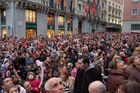 Ansturm auf die Weihnachtsparade beim Kaufhaus Cortes Ingles in Madrids Innenstadt: masses of families are watching the five o'clock Christmas-show on the Veranda of the Shopping mall El Cortes Ingles