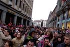 Ansturm auf die Weihnachtsparade beim Kaufhaus Cortes Ingles in Madrids Innenstadt: masses of families are watching the five o'clock Christmas-show on the Veranda of the Shopping mall El Cortes Ingles