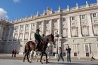 Der Königsplalast in Madrid mit einem Pferde-Polizisten, the royal palace in Madrid protected by a police on a horse