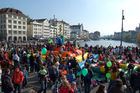 Am Züri-Mobil-Tag war Zürich's Innenstadt (Limmatquai + Urania-Brücke) verkehrsfrei zur Freude der Bevölkerung und der Kinder, die hier spielend auf der sonst vielbefahrenen Strasse spielen und herumtollen.