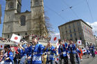 Japanese Immigrants in Zürich: Schweiz, Zürich, Volksfest, Sechseläuten, Zünfte, Kinder-Umzug, Parade, Brauchtum, Kostüme, Folklore, Trommler, Musikanten, Handwerker, Ausländer, Japaner, Integration, Immigranten, Toleranz, Multikulti, Flüchtlinge, Völker, Personen, AsiatenMenschenmengen, Zuschauer, Migration, Einbürgerung,
Switzerland, Zürich, Sechseläuten-celebration, ceremony, folklore, tradition, costumes, children, immigrants, japanese, asian people, integration, masses of people, 
