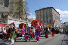 Schweiz, Zürich, Volksfest, Sechseläuten, Zünfte, Kinder-Umzug, Parade, Brauchtum, Kostüme, Folklore, Trommler, Musikanten, Handwerker, Ausländer, Integration, Immigranten, Toleranz, Multikulti, Flüchtlinge, Völker, Personen, Menschenmengen, Zuschauer, Migration, Einbürgerung, Thailänder, Thailand
Switzerland, Zürich, Sechseläuten-celebration, ceremony, folklore, tradition, costumes, children, thai-immigrants, integration, masses of people, 
