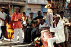 Kubanische Musiker, Personen, Perkussionist, Gitarist, Sänger, Gesang, Strassenszene, 
Cuban musicians playing on the street of Santiago de Cuba. The band became famous in the move and musical ......................................