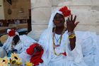 Raucher, Zigarren, Frauen, Alte kubanische Frau mit dicker, langer Kubanischer Zigarre im Mund in Havanna auf dem ältesten Markt- Schauplatz von La Habana vjecha im von der UNESCO restauriert Kolonialstil; Kuba/Havanna Weltkulturerbe/UNESCO-world heritage: Cuban women with a long thick cuban cigar.  Architektur; Bausubstanz; Gebäude; Geschichte; Stil; Kunst; Kultur; Renovation; Sozialismus; Diktatur; Fidel Castro; Zuckerinsel, Cuba, Havanna-City, old women smokig a big long cuban cigar in front of the restored colonial houses & monuments 
From the UNESCO
