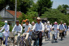 Vietnam: schoolgirls, schoolboys, children, education, street, bycicle, people, bus, traffic, transport, education, nature
Vietnam: Schüler und Schülerinnen zu Fuss oder per Fahrrad auf dem Heimweg, Strassen-Verkehr, Mädchen, Buben, Knaben, Schule, Schulweg, 