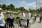 Vietnam: schoolgirls, schoolboys, children, education, street, bycicle, people, bus, traffic, transport, education, nature
Vietnam: Schüler und Schülerinnen zu Fuss oder per Fahrrad auf dem Heimweg, Strassen-Verkehr, Mädchen, Buben, Knaben, Schule, Schulweg, 