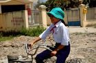 Vietnam: schoolgirl, children, education, street, bycicle, traffic, transport, education, 
Vietnam: Junge Schülerinn auf dem Fahrrad auf dem Heimweg, Strassen-Verkehr, Mädchen, Buben, Knaben, Schule, Schulweg, 