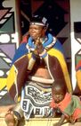 Grossartige Artisten und Kunsthandwerker: Ndebele-Frau mit Kind in traditionell bunter Bekleidung. Great artist, painters and handicraft from the Ndebeles, here a women with her child in traditional colourfull cloth