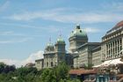 Bern hat sich für die Euro 2008 herausgeputzt: Das frisch renovierte Bundeshaus in Bern erstrahlt in neuem Glanz. Daneben befindet sich das Luxushotel Schweizerhof. Berns federal government-building has ben fresh renovated and in the forefront is the luxury hotel Schweizerhof