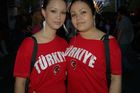 Zwei weibliche türkische Fussballfans feiern in der Fanzone von Zürich an der Euro 2008 den Sieg ihrer Mannschaft