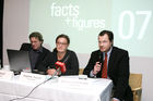 (C) fotodienst/Anna Rauchenberger - Wien, 18.12.2008 - Vertreter der Österreichischen Filmindustrie präsentierten den Filmwirtschaftsbericht 2008 ? facts+figures 07. FOTO v.l.: Dr. Felix Josef (Geschäftsführer Triconsult), Mag. Angelika Teuschl (Redaktion Filmwirtschaftsbericht), Mag. Roland Teichmann (Direktor des Österreichischen Filminstituts)