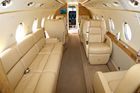 Business-Jet, Innendesign. Die Air-Taxi-Branche boomte 2008. Smarte Kaderleute können dank gecharterten Jets Zeit und Geld sparen, 