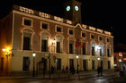 Das nachts beleuchtete Rathaus von Alcala de Henares steht im Zentrum der 465 denkmalgeschützen Bauten des Unesco-Weltkulturerbes, das die epochale Bedeutung der von Kardinal Cisneros gegründeten Universitätsstadt als Exponent der geistigen und akademischen Elite in der Renaissance belegt.