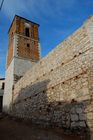 Typischer Baustil in Kastillien La Mancha und in Chinchon's Altstadtkern. Die hohen Steinmauern, die zur Kirche hochführen. 