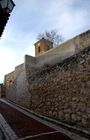 Typischer Baustil in Kastillien La Mancha und in Chinchon's Altstadtkern. Die hohen Steinmauern, die zur Kirche hochführen. 
Chinchon besitzt ein städtebaulich bedeutendes Ensemble, das zu den Unesco Weltkulturerbe zählt. 