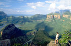 Aussicht über den Blyde River Canyon und die Three Rondavels in Südafrika: panoramic overview over the Blyde River Canyon in South Africa