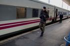 Soldat sucht im Bahnhof Paris Austerlitz nach verdächtigen Personen und unbewachten Gepäckstücken 