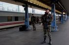 Sicherheitskräfte nehmen im Bahnhof Paris Austerlitz unbewachte Gepäckstücke ins Visier und sichern den Ort ab. 