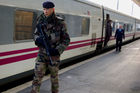 Sicherheitskräfte nehmen im Bahnhof Paris Austerlitz unbewachte Gepäckstücke ins Visier und sichern den Ort ab.